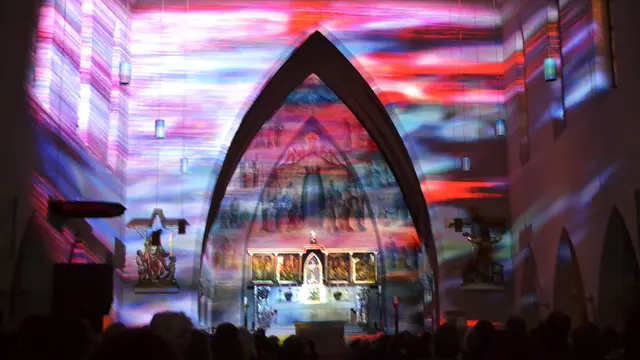 Lichtkunst: Die Lichtoper „NachtPfade – ZwischenWelten“ in der Katholischen Kirche Maria Schutz in Kaiserslautern | Foto: Frank Schäfer