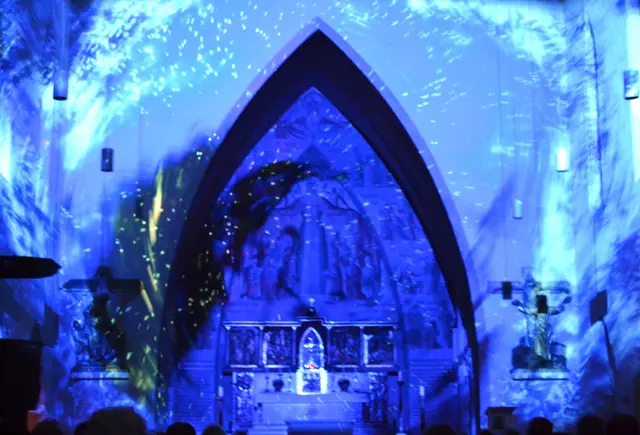 Lichtkunst: Die Lichtoper „NachtPfade – ZwischenWelten“ in der Katholischen Kirche Maria Schutz in Kaiserslautern | Foto: Frank Schäfer