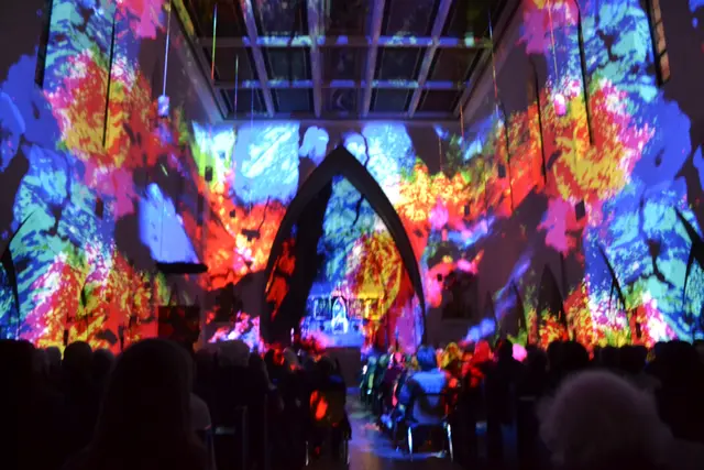 Lichtkunst: Die Lichtoper „NachtPfade – ZwischenWelten“ in der Katholischen Kirche Maria Schutz in Kaiserslautern | Foto: Frank Schäfer