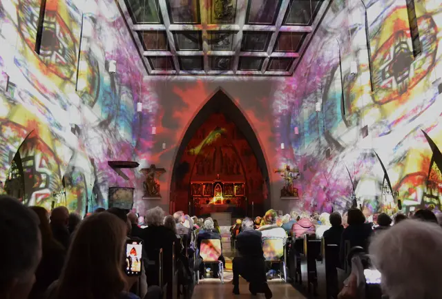 Lichtkunst: Die Lichtoper „NachtPfade – ZwischenWelten“ in der Katholischen Kirche Maria Schutz in Kaiserslautern | Foto: Frank Schäfer