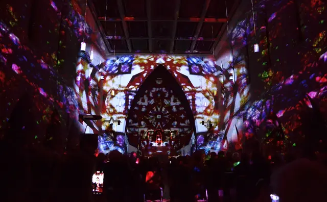 Lichtkunst: Die Lichtoper „NachtPfade – ZwischenWelten“ in der Katholischen Kirche Maria Schutz in Kaiserslautern | Foto: Frank Schäfer