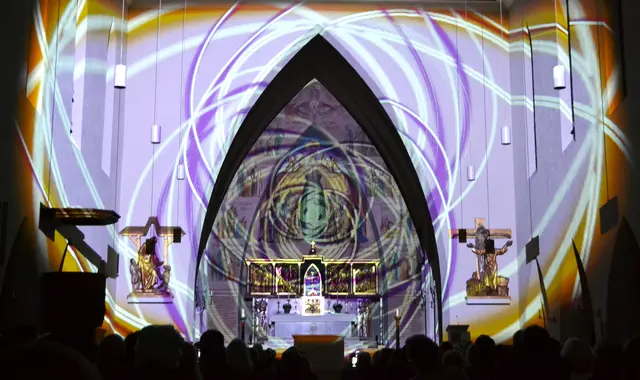 Lichtkunst: Die Lichtoper „NachtPfade – ZwischenWelten“ in der Katholischen Kirche Maria Schutz in Kaiserslautern | Foto: Frank Schäfer