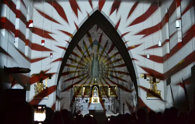 Lichtkunst: Die Lichtoper „NachtPfade – ZwischenWelten“ in der Katholischen Kirche Maria Schutz in Kaiserslautern | Foto: Frank Schäfer