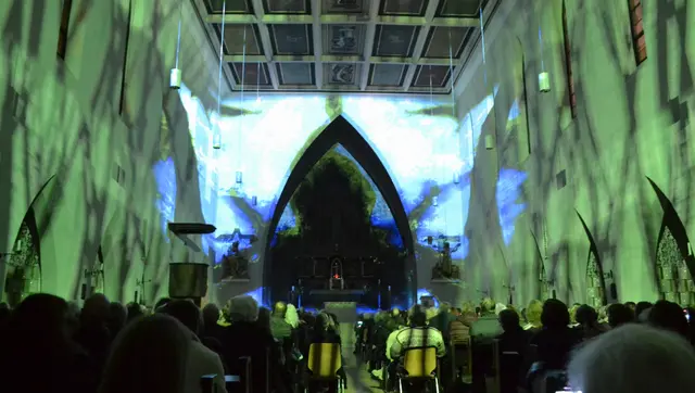 Lichtkunst: Die Lichtoper „NachtPfade – ZwischenWelten“ in der Katholischen Kirche Maria Schutz in Kaiserslautern | Foto: Frank Schäfer
