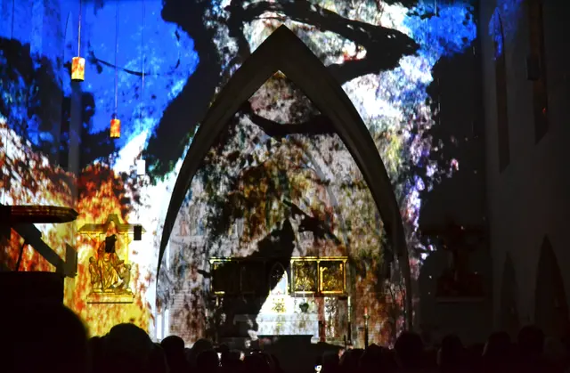 Lichtkunst: Die Lichtoper „NachtPfade – ZwischenWelten“ in der Katholischen Kirche Maria Schutz in Kaiserslautern | Foto: Frank Schäfer
