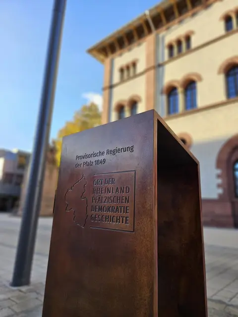 Der frisch eingebaute symbolische Redepult bei der Fruchthalle Kaiserslautern
 | Foto: Stadt Kaiserslautern/gratis