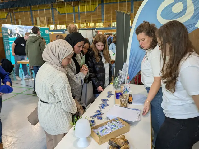 Mit großem Interesse verfolgten die Schülerinnen die Angebote der einzelnen Informationsstände. | Foto: ASRplus Winnweiler