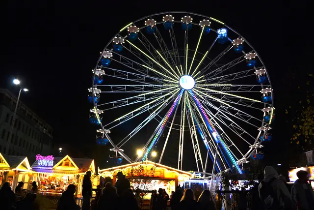 Die 35 Meter hohe Konstruktion auf dem Oberen Schloßplatz bietet in 26 offenen Gondeln Platz für insgesamt 153 Gäste | Foto: Frank Schäfer