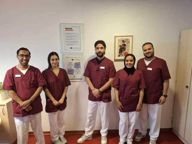 Arbeiten im Altersheim Bruchmühlbach-Miesau: Die jungen Azubis aus Tunesien werden in der Einrichtung sehr geschätzt, auch bei den Bewohnern. Anfängliche Vorbehalte gegenüber den neuen Pflegekräften waren schnell entkräftet. | Foto: Haus Edelberg