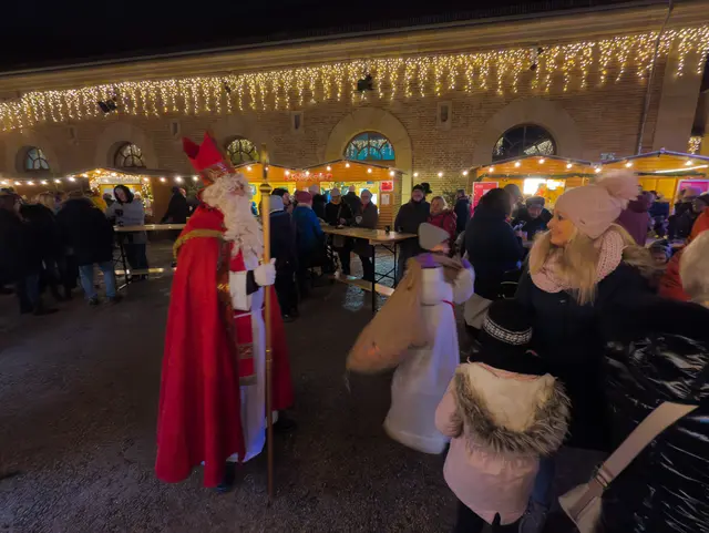 Der Nikolaus zu Gast in Germersheim beschenkt die kleinen Weihnachtsmarktbesucher | Foto: Heike Schwitalla