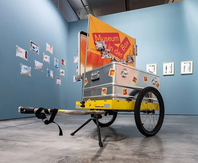 "Museum im Gepäck": Ein Lastenanhänger bringt Kunstwerke in Karlsruher Klassenzimmer | Foto: ARTIS / Uli Deck