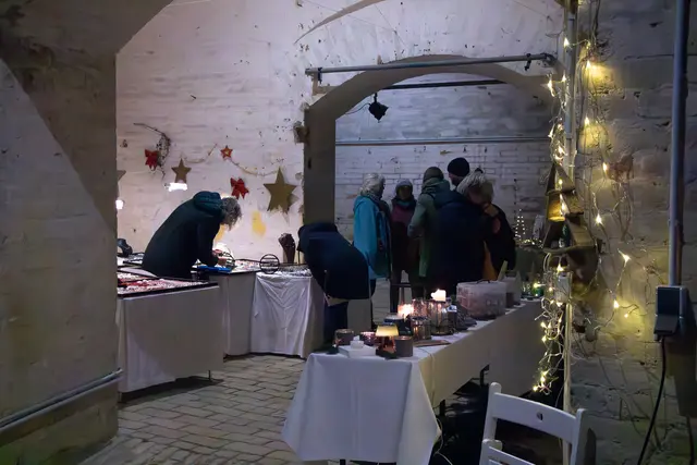 Weihnachtliches, Leckeres und Schönes bieten die zahlreichen Stände in den Germersheimer Festungsanlagen | Foto: Heike Schwitalla