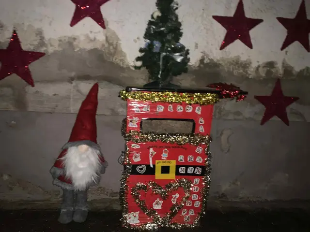 In Sondernheim hat der Nikolaus wieder seinen Briefkasten aufgebaut. Jeder der hierher schreibt - ob Groß, ob Klein - bekommt garantiert eine Antwort. 

Die Kinder von Jessica Kersten haben den Weihnachtsbriefkasten liebevoll verziert | Foto: Kersten/frei