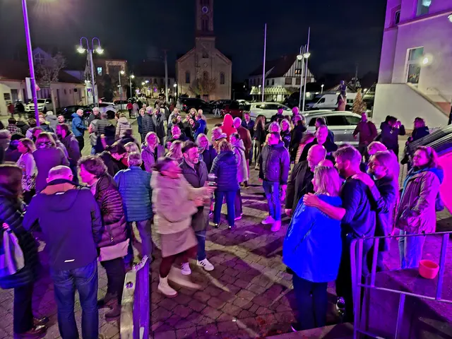 Vor der Kirche noch paar Selfies und Gespräche mit Fans | Foto: Brigitte Melder