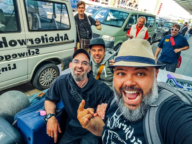 Im zweiten Teil des Films geht der Pfälzer Monji El Beji, Leadsänger der Bands Fine R.I.P. und Woifeschdkänisch, mit dem Klapprad in der Pfalz sowie in Pennsylvania und Ohio auf Tour | Foto: Benjamin Wagener/Pfalzfilme