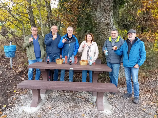 (v.l.n.r.) Mathias Kauf, Harry Schwarz, Dieter Schnitzer, Yvonne Draudt-Awe, Gerd Roth und Gerhard Seyler weihen die neue Sitzgruppe ein  | Foto: Anja Stemler