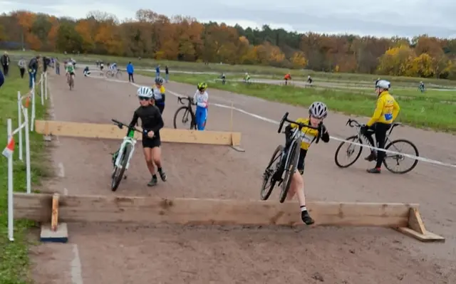 Über einige Hinternisse musste das Rad sogar getragen werden (Felix in blau im Hintergrund) | Foto: |HSchäffer