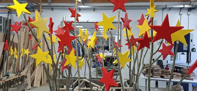 In liebevoller Handarbeit haben die Mitglieder der Bürgerstiftung bunte Sterne auf Holzständern gefertigt | Foto: Rita Wilker/gratis