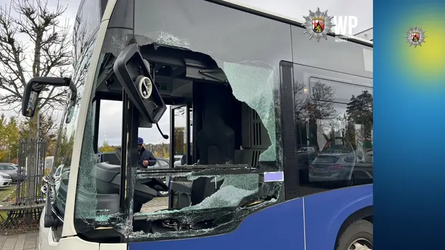 Der Linienbus wurde im Bereich des Fahrerplatzes erheblich in Mitleidenschaft gezogen | Foto: Polizeipräsidium Westpfalz