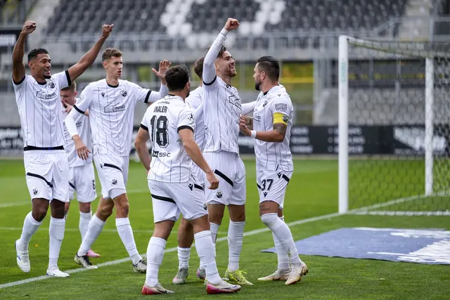 Das Team des SV Sandhausen um Kapitän Pascal Testroet bejubelt den Treffer von David Mamutovic | Foto: SVS/foto2press