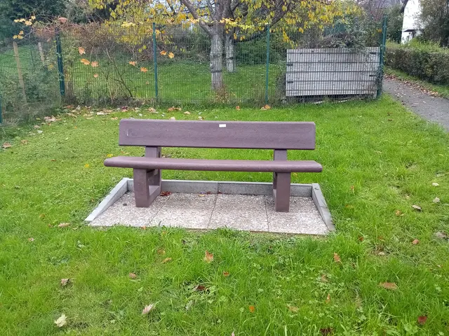 Die Sitzbank gegenüber dem Autohaus Heil bietet einen Platz zum Ausruhen | Foto: Anja Stemler