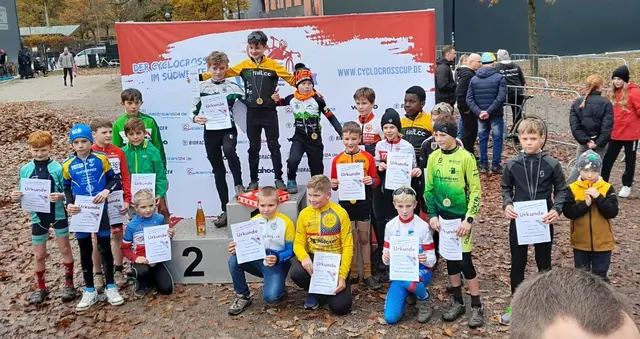 Gezeichnet aber zufrieden zeigte sich Felix Bierling (vordere Reihe, hellblaue Hose und Sonnenbrille im Haar) bei der Siegerehrung nach seiner ersten Cyclecross-Erfahrung | Foto: |HSchäffer
