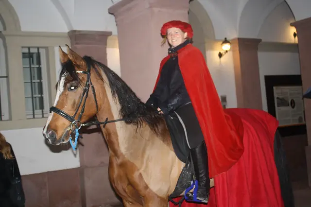 Bei den Martinsumzügen reitet zumeist St. Martin oder St. Martina voran. | Foto: Hannelore Schäfer