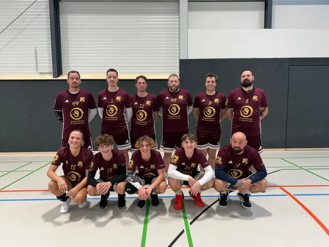 Die Spieler und Spielerinnen beider Verbandsligamannschaften. | Foto: TSG Tiefenthal