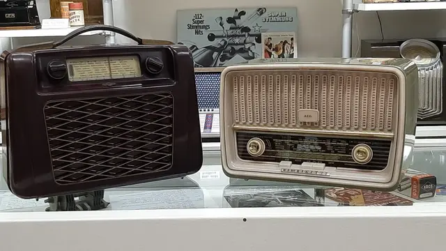 Radio Pascha von Weltfunk li. und Bimbinette 61 L von AEG re.  | Foto: Radiomuseum/Hermann Nagel 