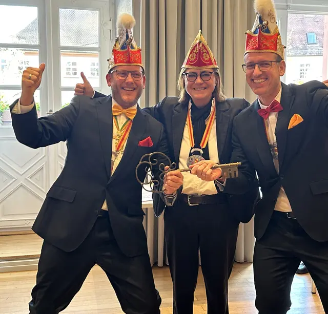 Die Durlacher Narren um Präsident Torsten Holzwarth und Vizepräsident: Dominik Pirogow stürmten auch 2024 das Rathaus und übernahmen die symbolische Macht von Ortsvorsteherin Alexandra Ries | Foto: Stadtamt Durlach