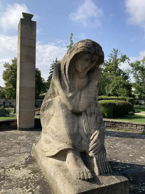 Ehrenmal - 
Gedenken an die gefallenen Soldaten des Ersten und Zweiten Weltkriegs
Alter Friedhof Haßloch
an der Bahnhofstraße | Foto: Ellen Löwer