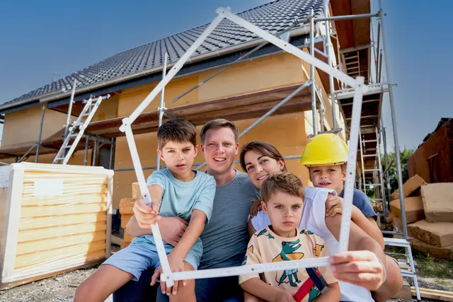 Von Freitag bis Sonntag, 7. bis 9. November, ist es wieder soweit: Dann zeigen auf dem Wurstmarktplatz Handwerker und Dienstleister aus der Metropolregion Rhein-Neckar, was es zu den Themen Bauen, Wohnen, Renovieren und Energiesparen Neues gibt. Premium-Partner ist auch in diesem Jahr die Sparkasse Rhein-Haardt. | Foto: BaumesseE GmbH/gratis