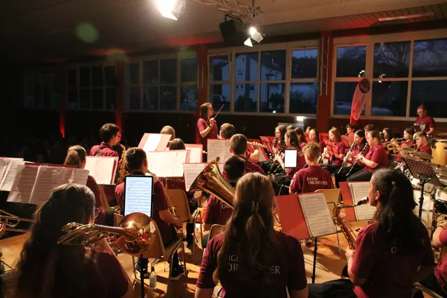 Rund 250 Zuhörer feierten das Jugendorchester für seine beeindruckende musikalische Leistung und verabschiedeten zugleich ihre langjährige Dirigentin Annika Geib | Foto: Gesangvereinskapelle Rockenhausen