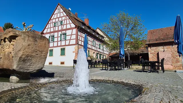 Der Platz vor der Abteikirche im Stadtzentrum von Otterberg | Foto: Ralf Vester