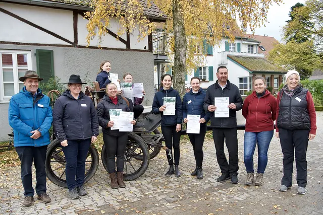 Die Kursteilnehmer/innen, die beiden Prüfer/in links und rechts Ausbilderinnen Jacqueline Bischoff und Sandra Rummel-Rudolph  | Foto: HS-Foto