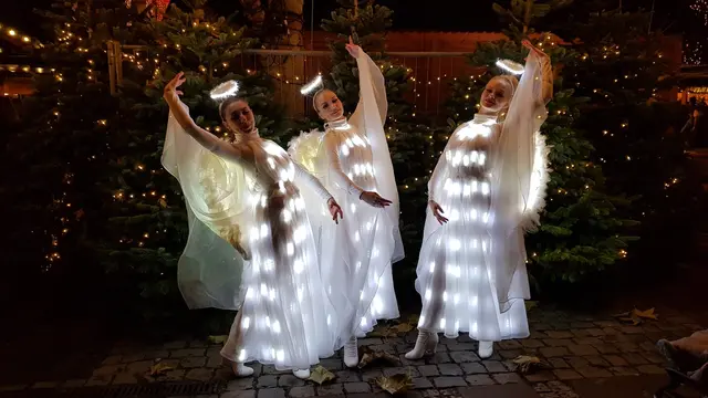 Walking Acts wie die zauberhaften Weihnachtsengel verbreiten jede Menge Weihnachtsmagie auf dem Weihnachtsmarkt Neustadt. | Foto: Eva Bender