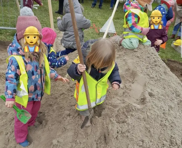 Foto: Naturkita Tafelsbrunnen: Kinder beim Spatenstich des Neubaus in der Gartenstraße