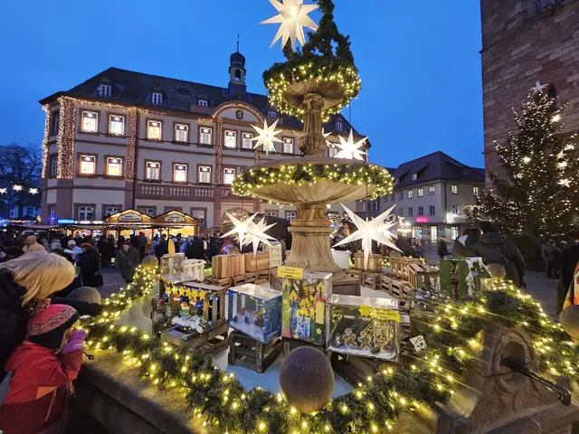 Der historische Marktplatz mit geschmücktem Brunnen bildet das stimmungsvolle Zentrum des Weihnachtsmarkts Neustadt 2025.  | Foto: Eva Bender