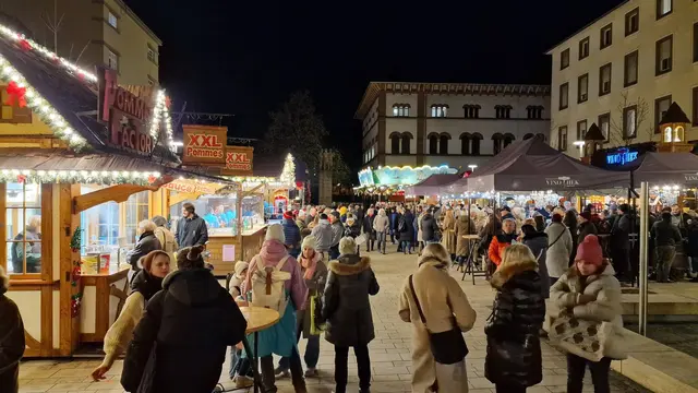 Ein beliebter Treffpunkt für Weihnachtsmarktbesucher: der Schillerplatz | Foto: Ralf Vester