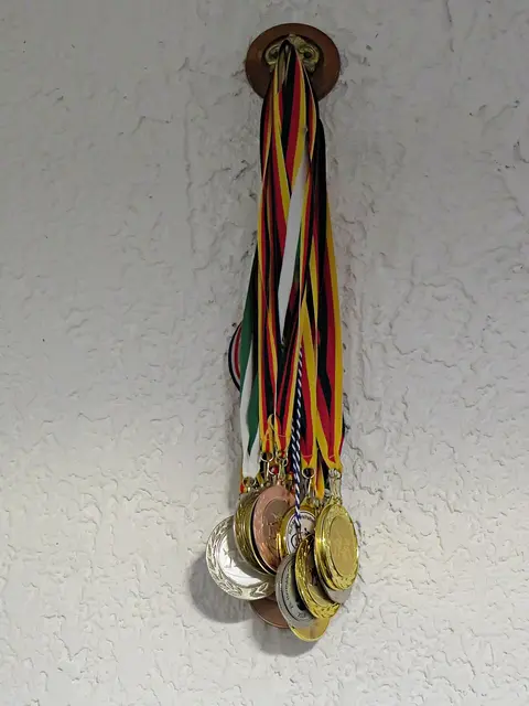 Die Medaillen hängen gebündelt an der Wand | Foto: Brigitte Melder