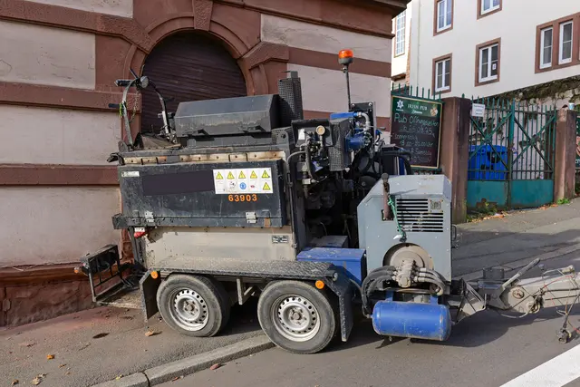 Der Straßenfertiger blieb in der Fassade des Irish Pubs stecken. Die tonnenschwere Maschine hatte sich beim Abkuppeln vom Zugfahrzeug selbstständig gemacht und war rückwärts den Hang hinabgerollt. | Foto: Erik Stegner