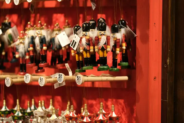 Verschiedene Stände laden beim Weihnachtsmarkt in Mannheim auch 2025 zum Bummeln ein. | Foto: Jessica Bader