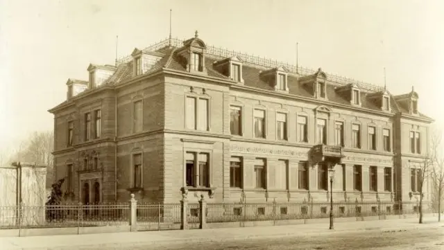 Der schlichte, aber repräsentative Baukörper des 1897-99 nach Plänen des badischen Oberbaudirektors Josef Wilhelm Durm (1837–1919) errichteten Gebäudes ist typisch für Hochschulbauten im Stil des Historismus und steht heute unter Denkmalschutz. | Foto: Stadtarchiv Karlsruhe