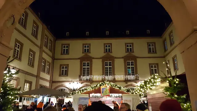 Wer noch ein Weihnachtspräsent sucht, wird im Rathausinnenhof sicher fündig. | Foto: Eva Bender