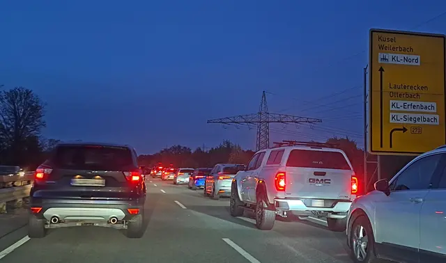 Rote Bremslichter: Deutlich mehr Zeit benötigten die Autofahrer, die auf der B 270 / L367 unterwegs waren | Foto: Monika Klein