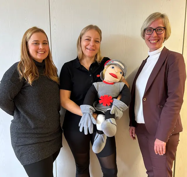 Mit Hilfe der Handpuppe „Ritter Björn“ werden die Kita-Kinder in Speyer spielerisch an verschiedene Notfallsituationen herangeführt | Foto: Stadt Speyer