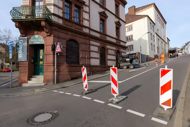Wegen der Bergungsarbeiten war die Volksgartenstraße voll gesperrt. Der Asphaltfertiger war beim Abkuppeln ins Rollen geraten und in die Fassade des Irish Pubs gekracht. | Foto: Erik Stegner