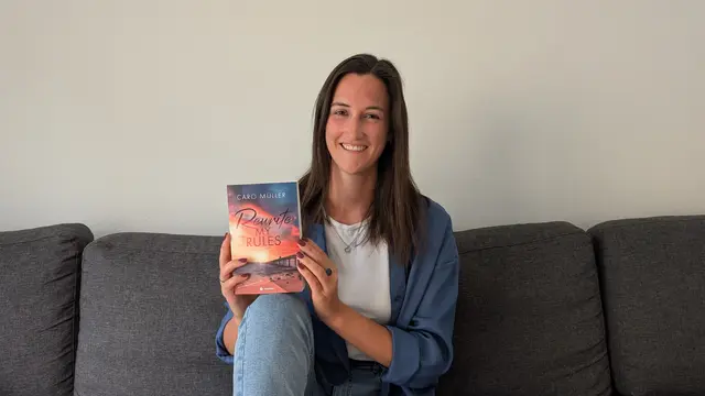 Caro Müller mit ihrem Debüt "Rewrite My Rules", ein emotionaler Liebesroman über die Angst vor Gefühlen und dem Mut zum Neuanfang | Foto: privat