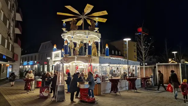 Ist in jedem Jahr eine Anlaufstelle: die Weihnachtspyramide auf dem Schillerplatz | Foto: Ralf Vester