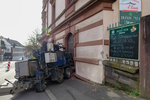 Der Asphaltfertiger prallte mit voller Wucht gegen die Fassade des Irish Pubs in der Volksgartenstraße. Der Aufprall verursachte deutliche Schäden am Mauerwerk, verletzt wurde jedoch niemand. | Foto: Erik Stegner